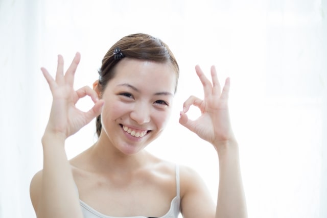 オッケーをしている女性