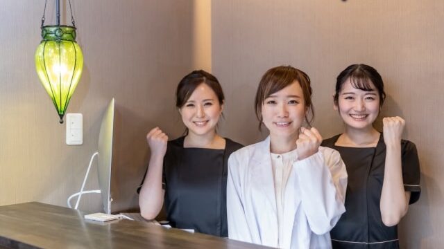 エステティシャンと脱毛受ける女性