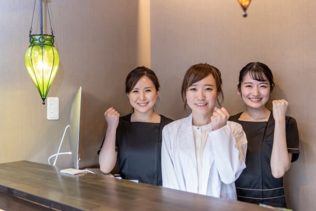 エステティシャンと脱毛受ける女性