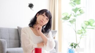 悩んでいる女性